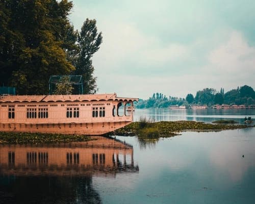 What Does Living on a Houseboat Mean?