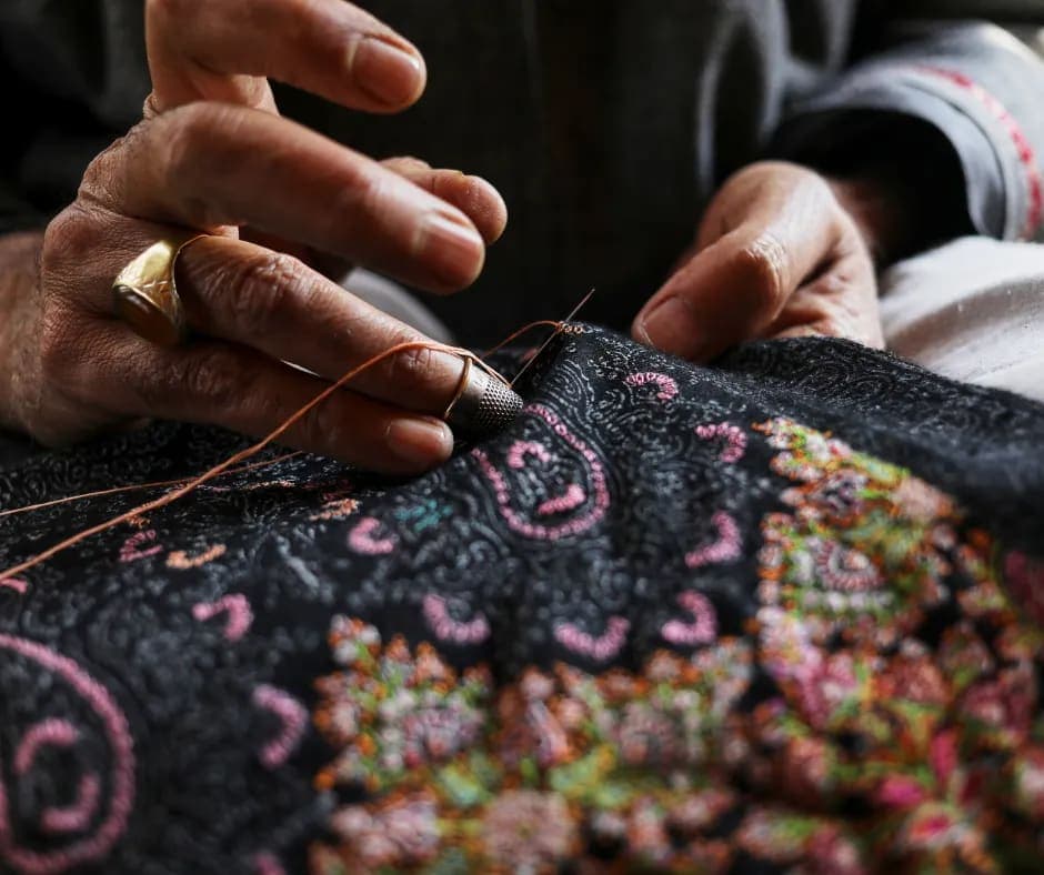 Famous Things in Kashmir to Buy: Local Guide